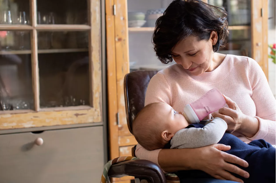 Бебешка бутилка Philips Avent Natural Response, розова SCY903/11