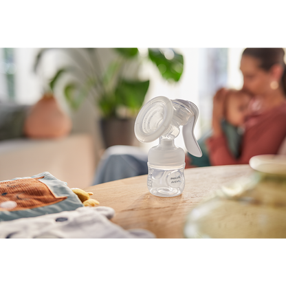 Комплект за кърмене с ръчна помпа за кърма и стерилизатор за бутилки Philips Avent SCD430/50